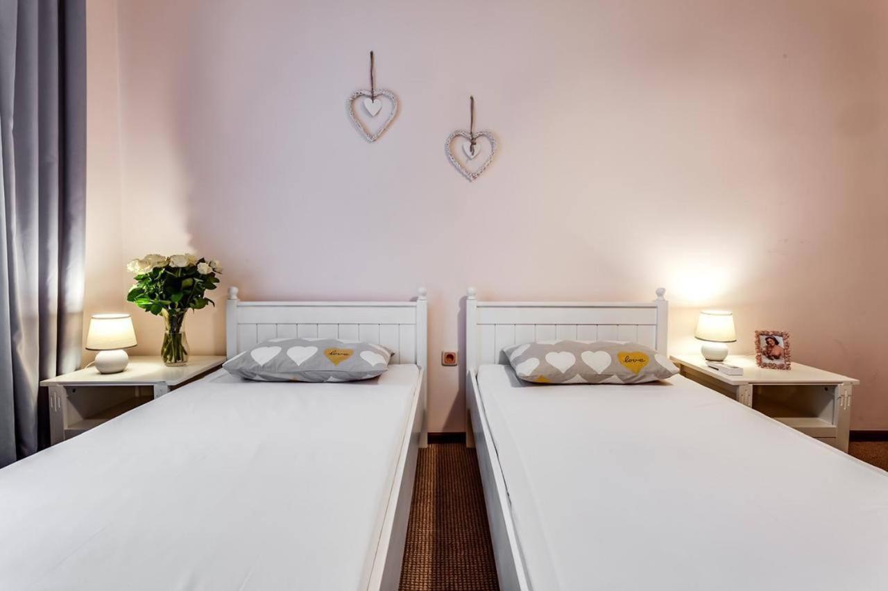 Apartamenty On Knyazya Romana Lviv Bagian luar foto