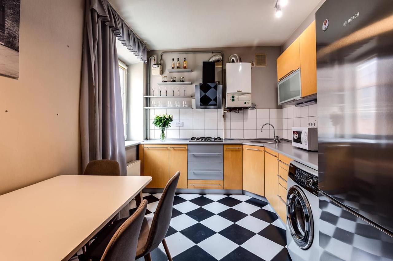 Apartamenty On Knyazya Romana Lviv Bagian luar foto