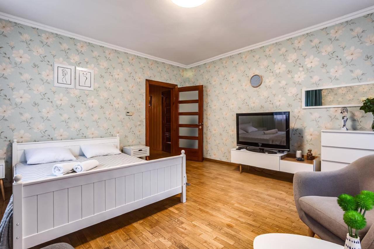 Apartamenty On Knyazya Romana Lviv Bagian luar foto