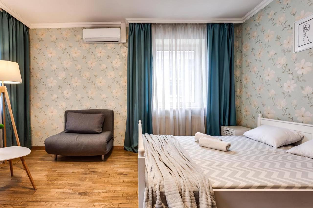 Apartamenty On Knyazya Romana Lviv Bagian luar foto