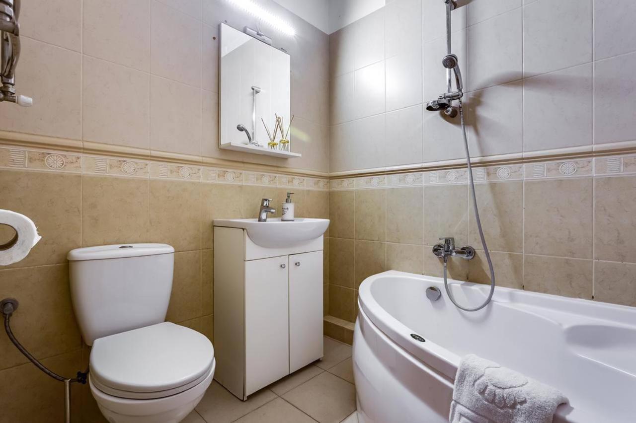 Apartamenty On Knyazya Romana Lviv Bagian luar foto