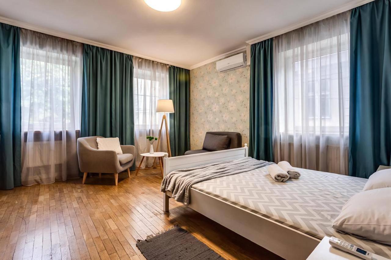 Apartamenty On Knyazya Romana Lviv Bagian luar foto