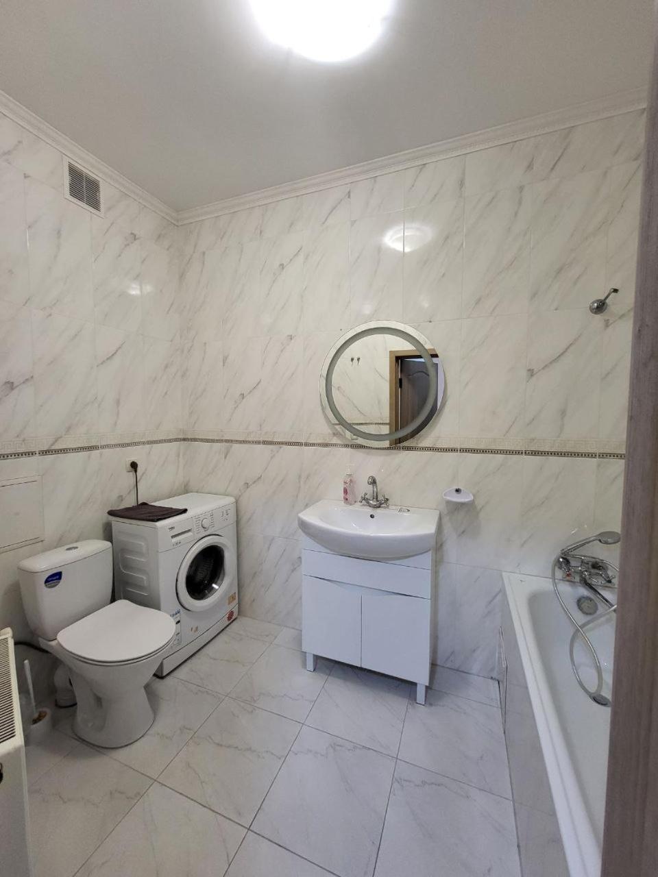 Apartamenty On Knyazya Romana Lviv Bagian luar foto