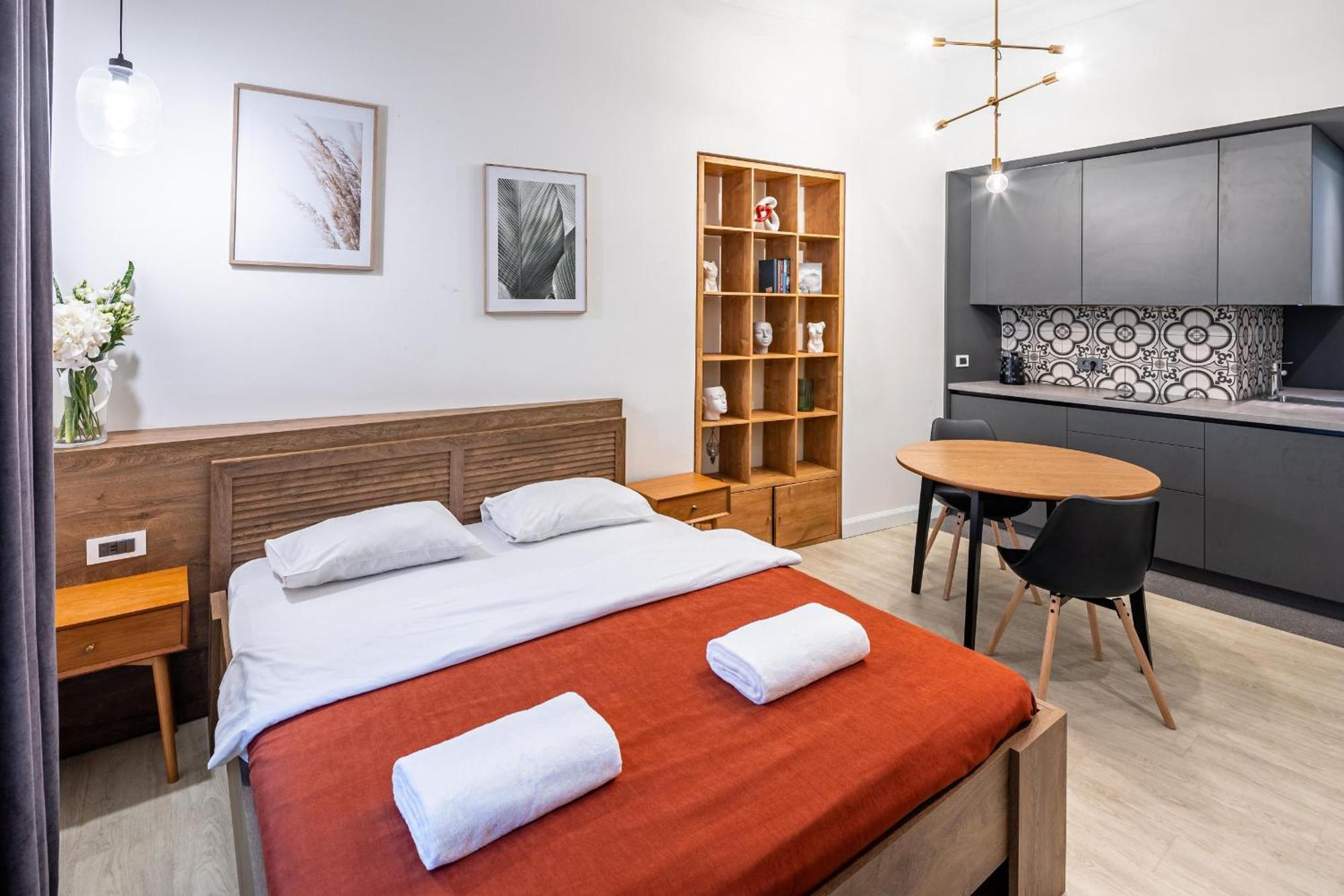 Apartamenty On Knyazya Romana Lviv Bagian luar foto