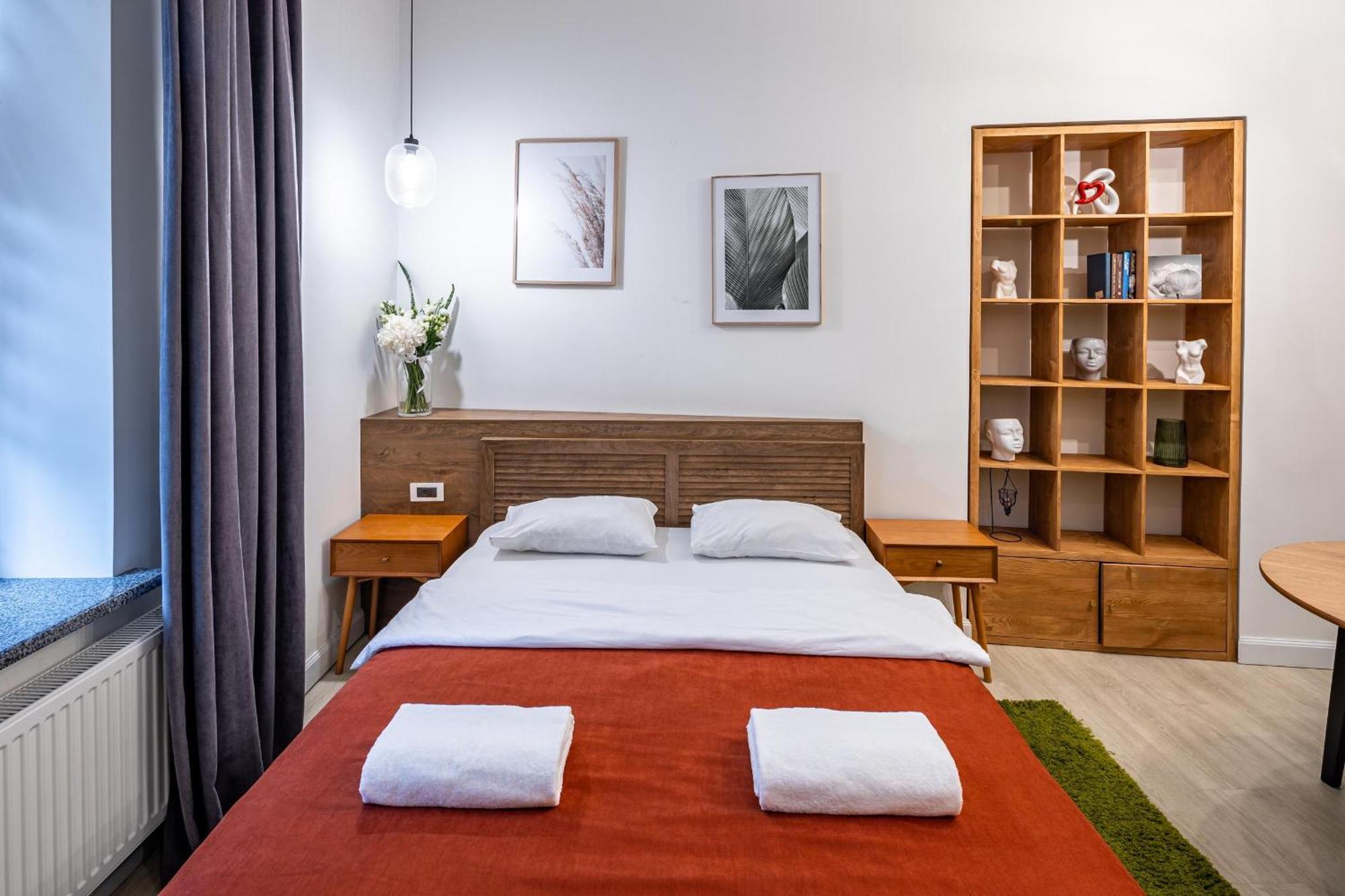 Apartamenty On Knyazya Romana Lviv Bagian luar foto