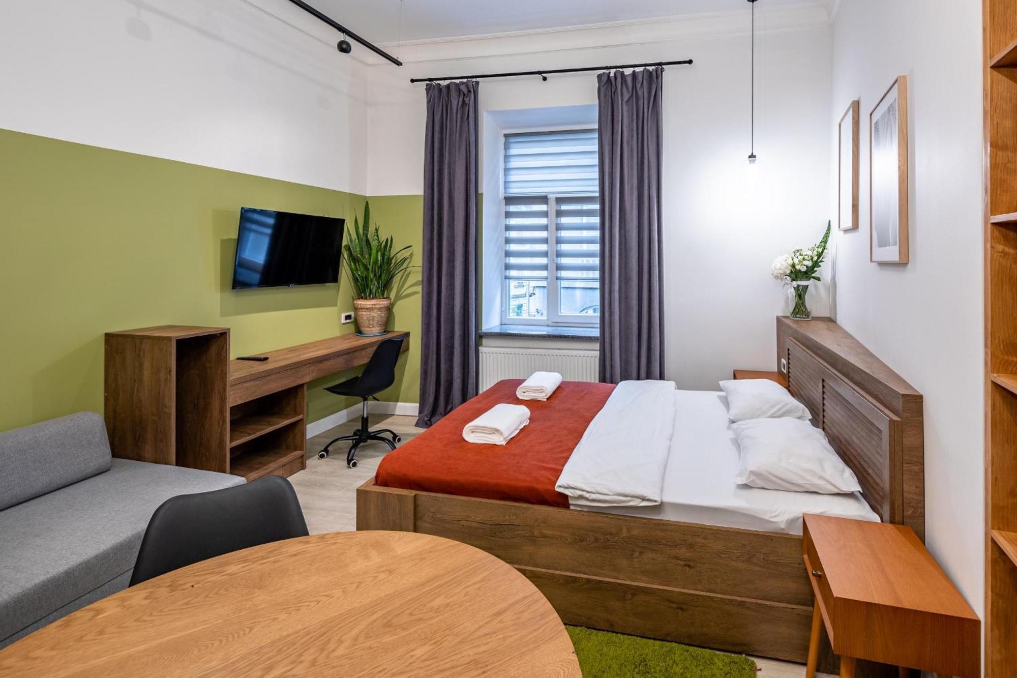 Apartamenty On Knyazya Romana Lviv Bagian luar foto