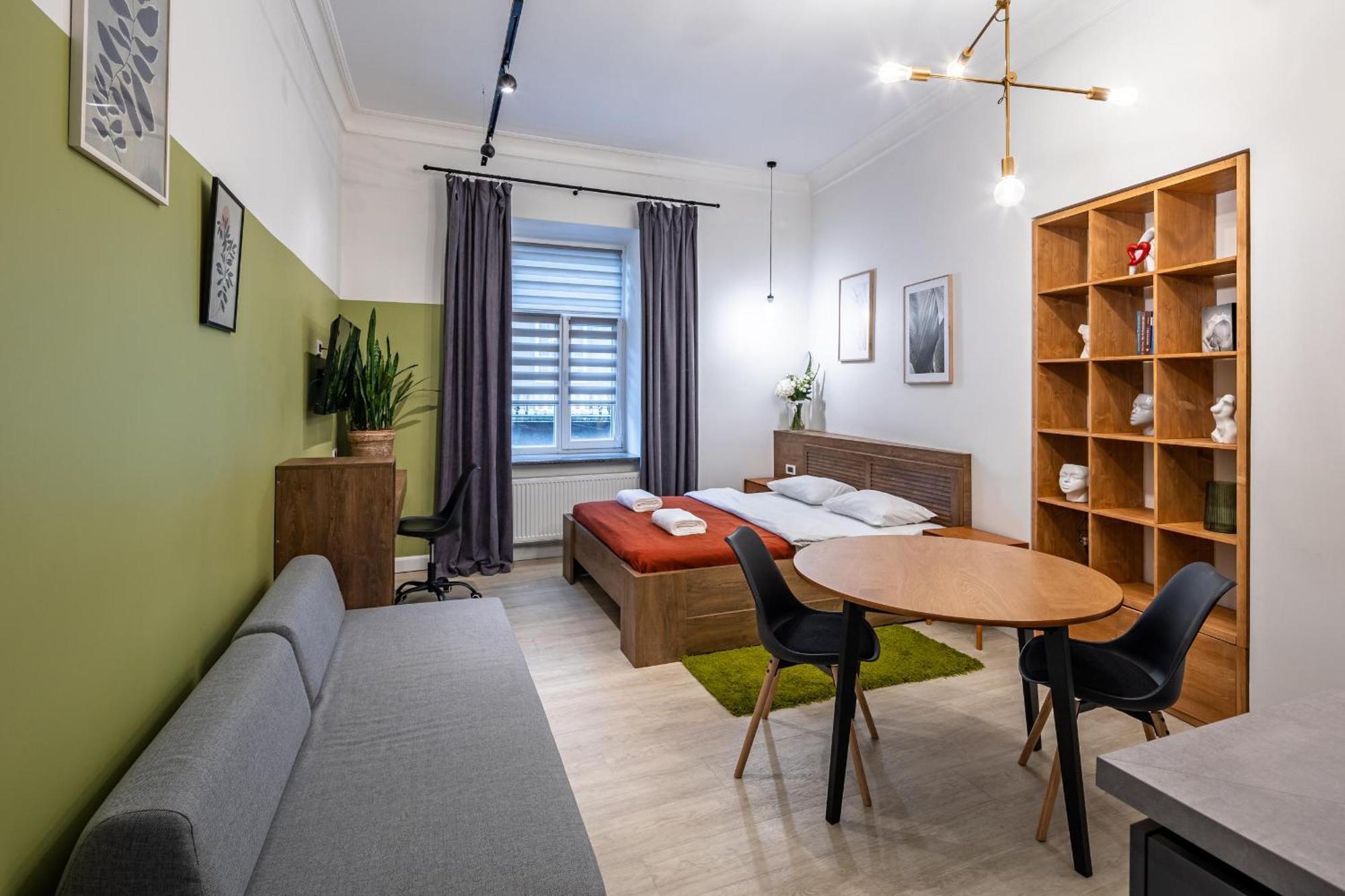 Apartamenty On Knyazya Romana Lviv Bagian luar foto