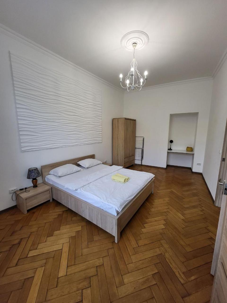 Apartamenty On Knyazya Romana Lviv Bagian luar foto