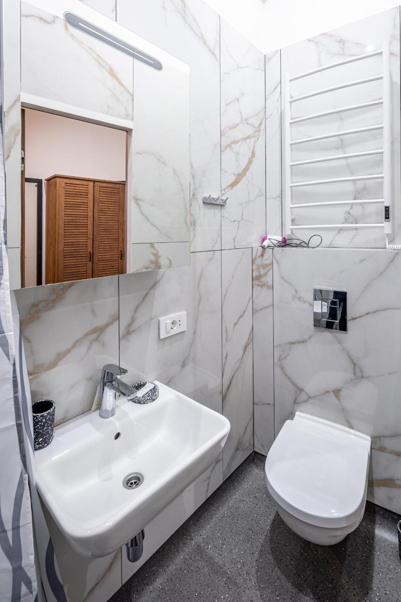 Apartamenty On Knyazya Romana Lviv Bagian luar foto