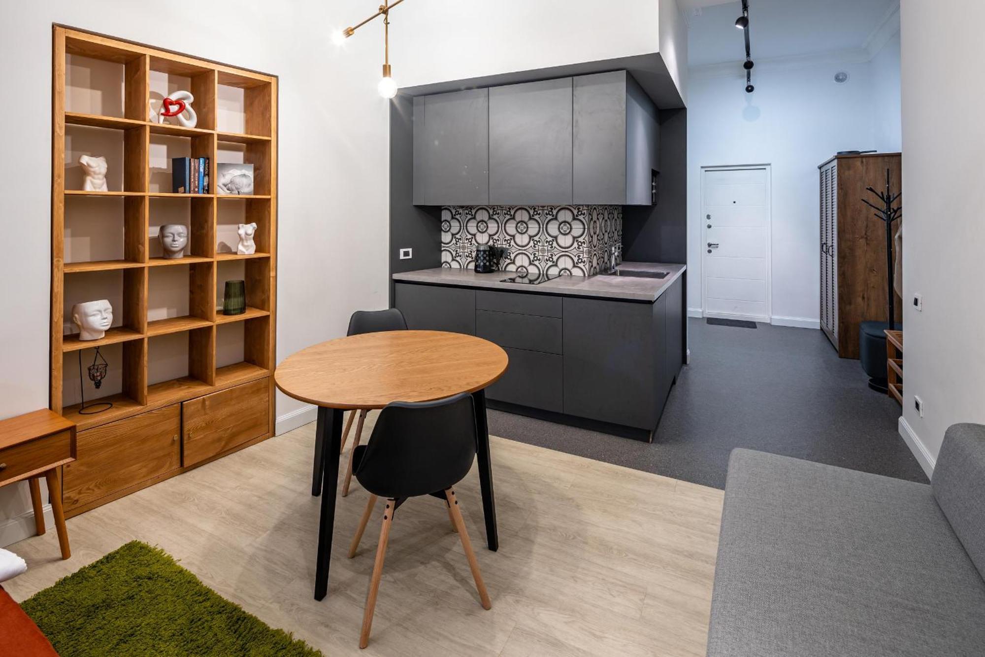 Apartamenty On Knyazya Romana Lviv Bagian luar foto