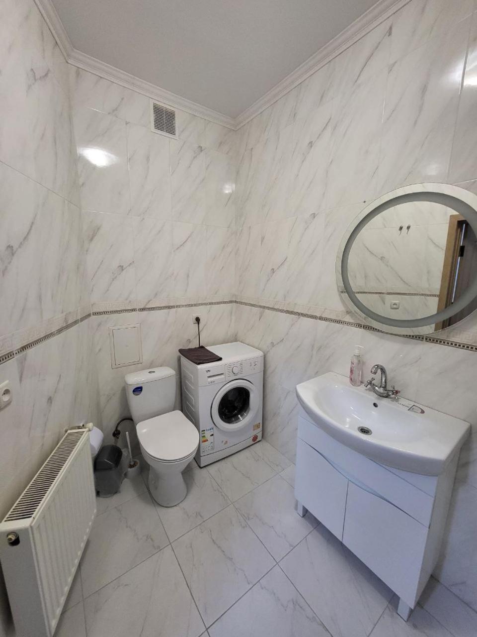 Apartamenty On Knyazya Romana Lviv Bagian luar foto