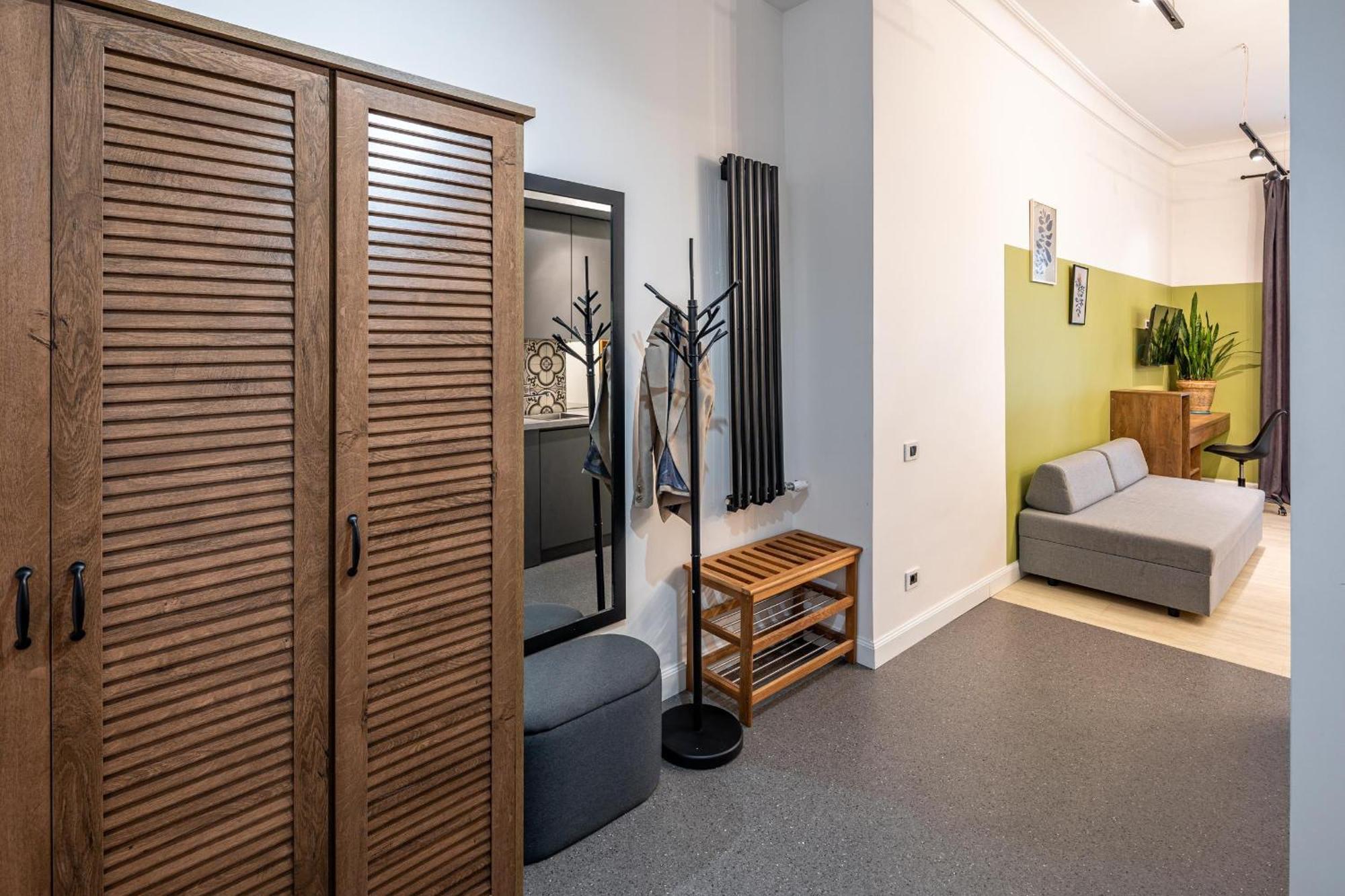 Apartamenty On Knyazya Romana Lviv Bagian luar foto