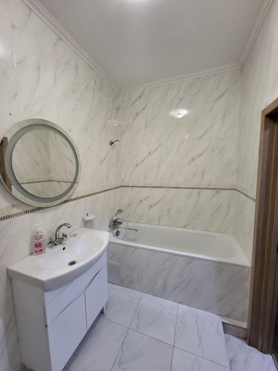 Apartamenty On Knyazya Romana Lviv Bagian luar foto