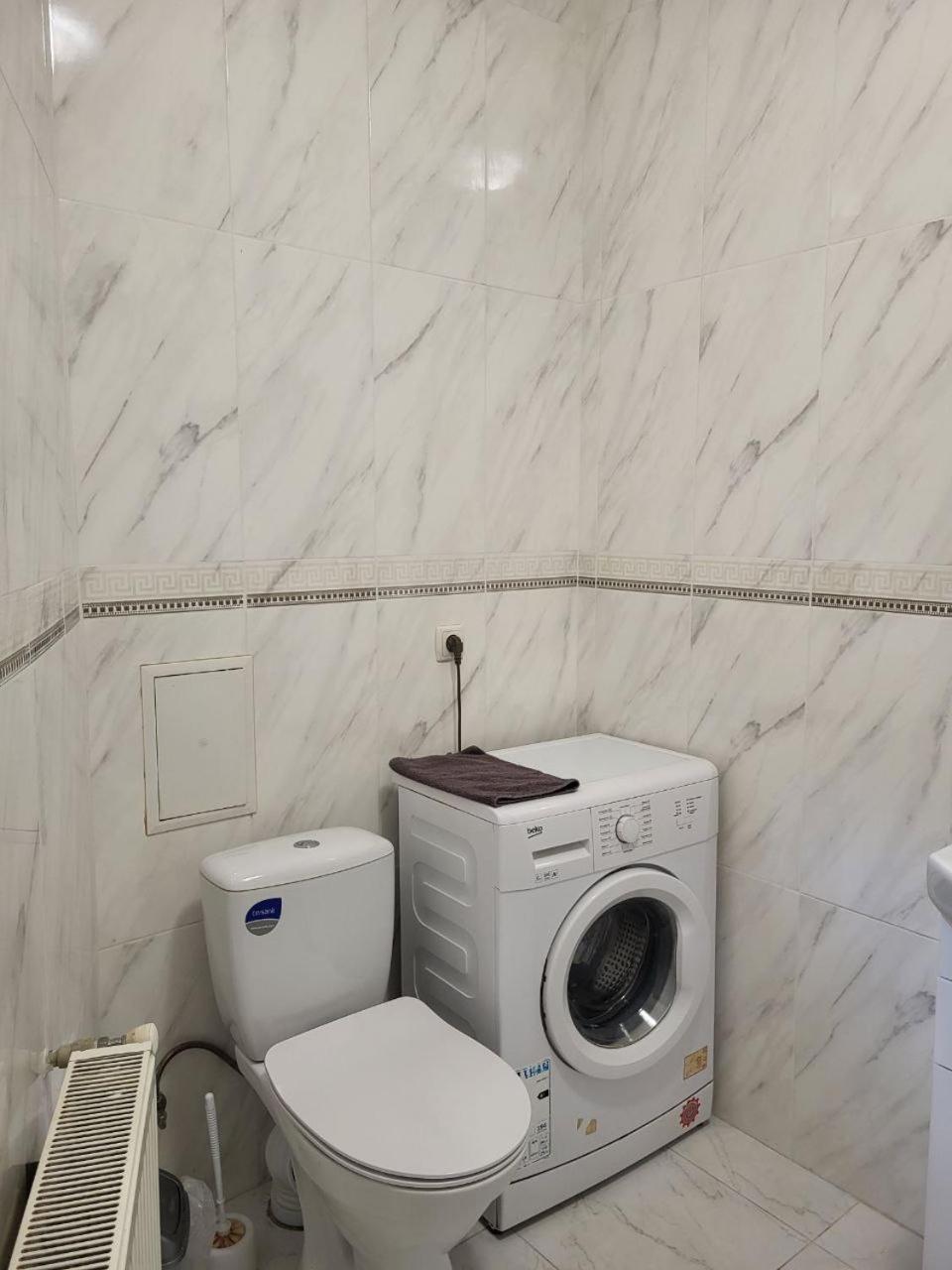 Apartamenty On Knyazya Romana Lviv Bagian luar foto