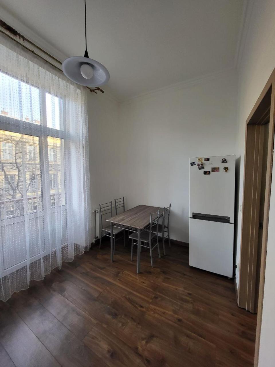 Apartamenty On Knyazya Romana Lviv Bagian luar foto