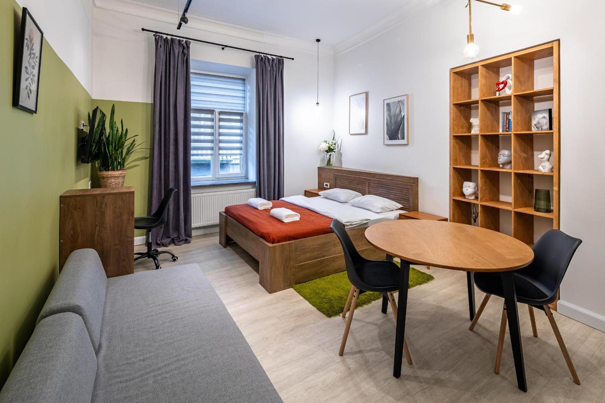 Apartamenty On Knyazya Romana Lviv Bagian luar foto