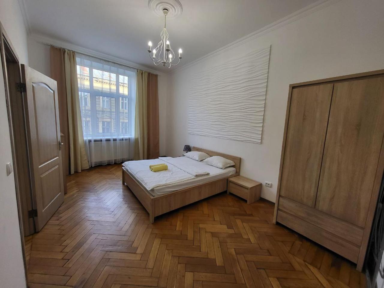 Apartamenty On Knyazya Romana Lviv Bagian luar foto