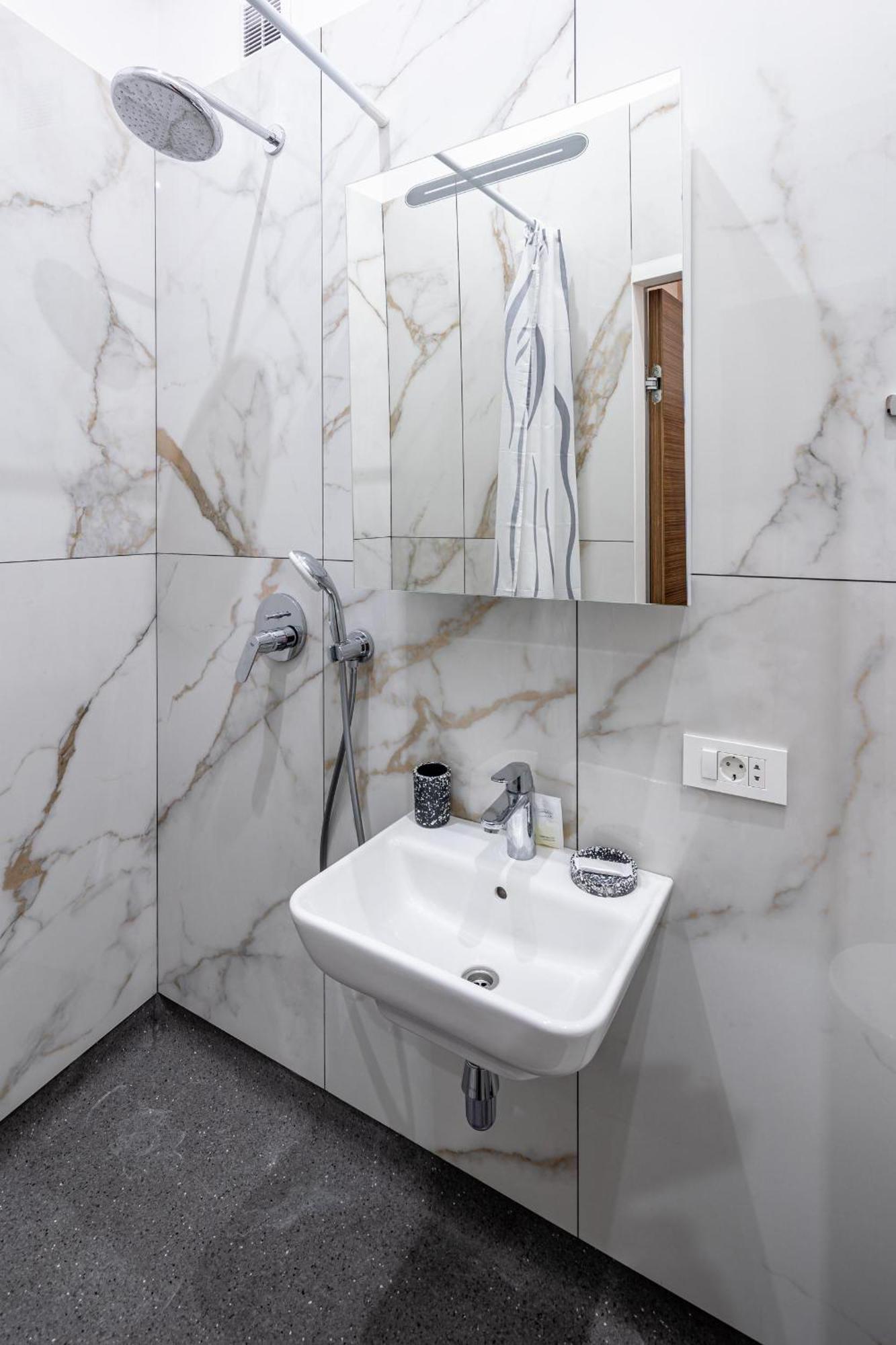 Apartamenty On Knyazya Romana Lviv Bagian luar foto